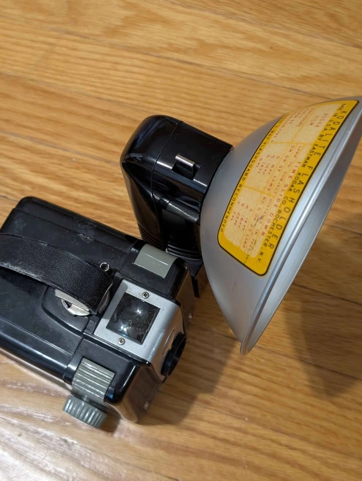 Vintage Kodak Brownie Hawkeye Flash Model Camera Kit plus Film - photo 3