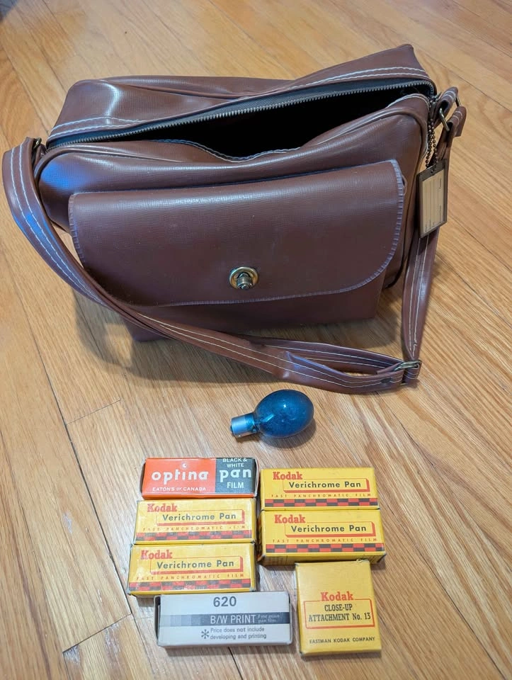 Vintage Kodak Brownie Hawkeye Flash Model Camera Kit plus Film - photo 4