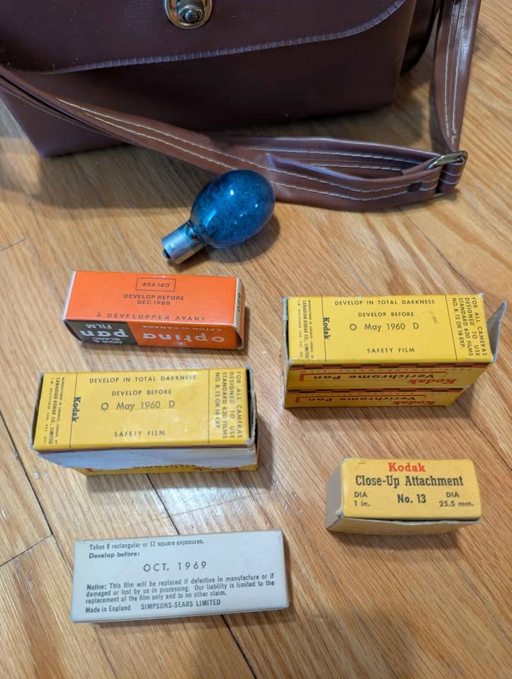 Vintage Kodak Brownie Hawkeye Flash Model Camera Kit plus Film - photo 5