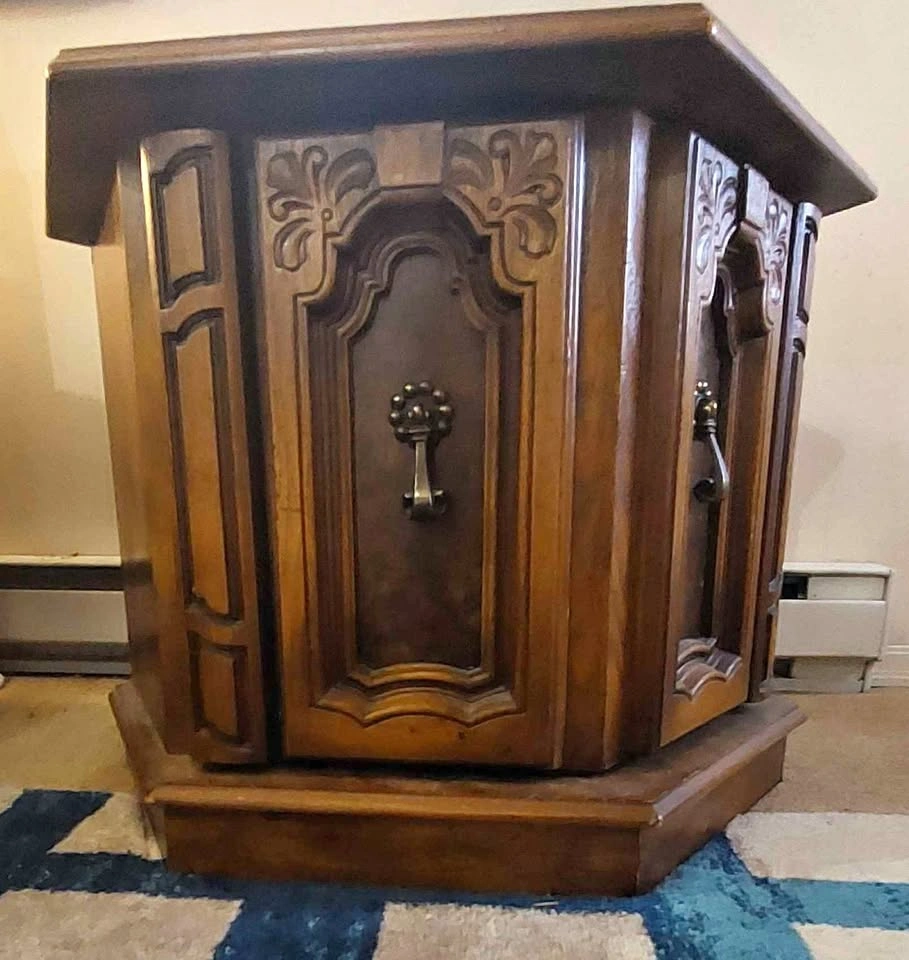 End table / cabinet