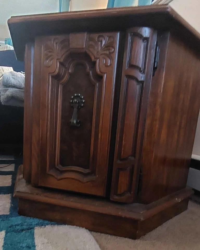 End table / cabinet - photo 4