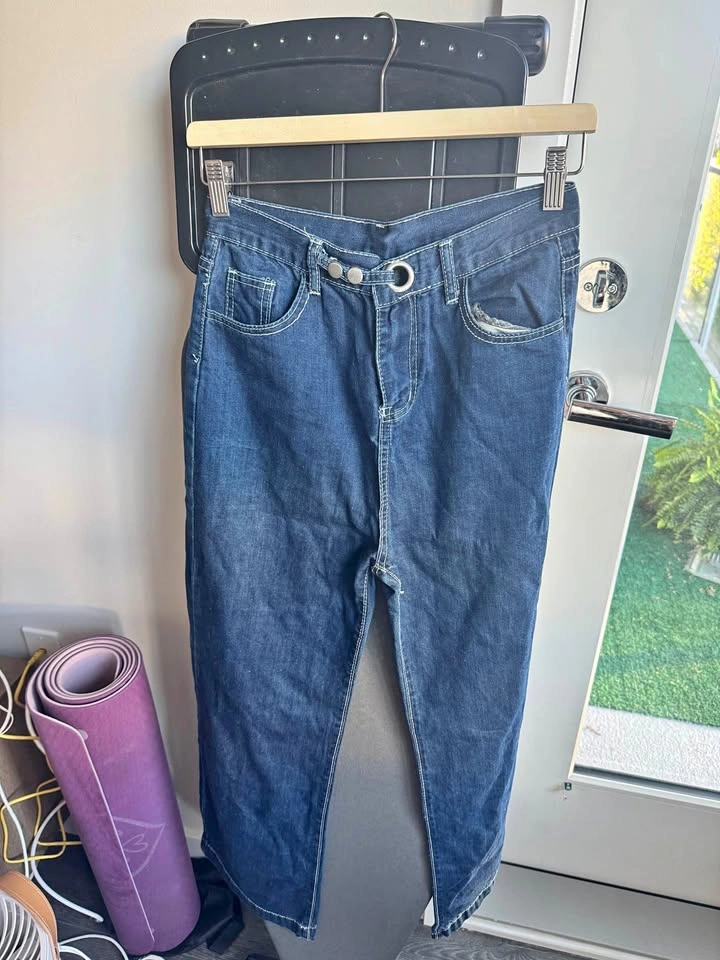 Designed buckled jeans