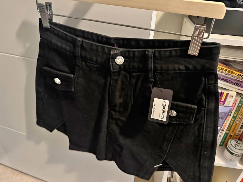 Red 21 High-cut denim shorts
