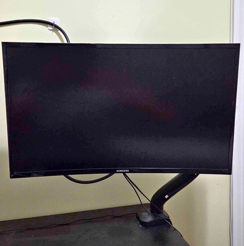 Samsung 27" curved monitor (with arm stand)