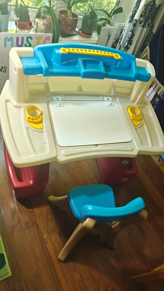 Kid's Step2 Deluxe Art Master Desk