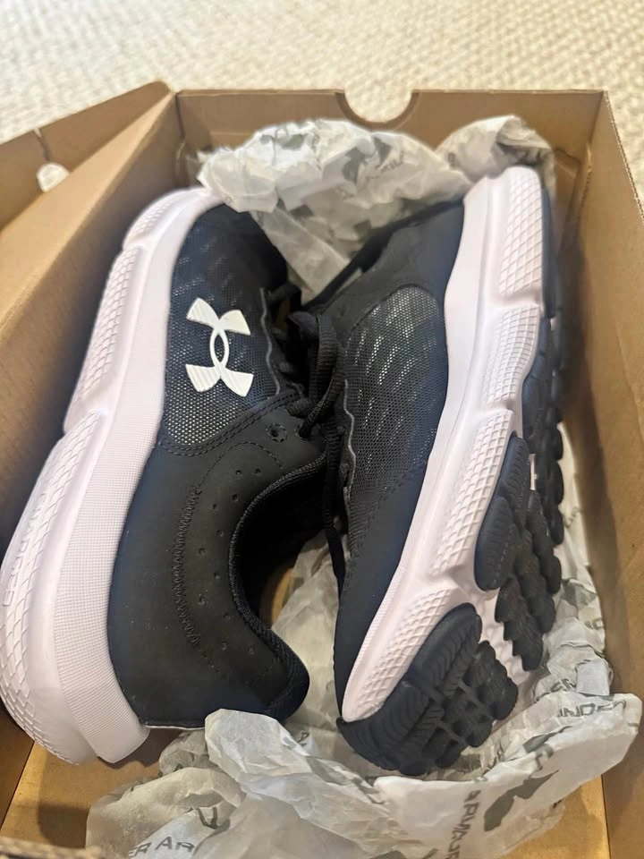 Brand New Boys Adidas Size 6 Gym Shoes