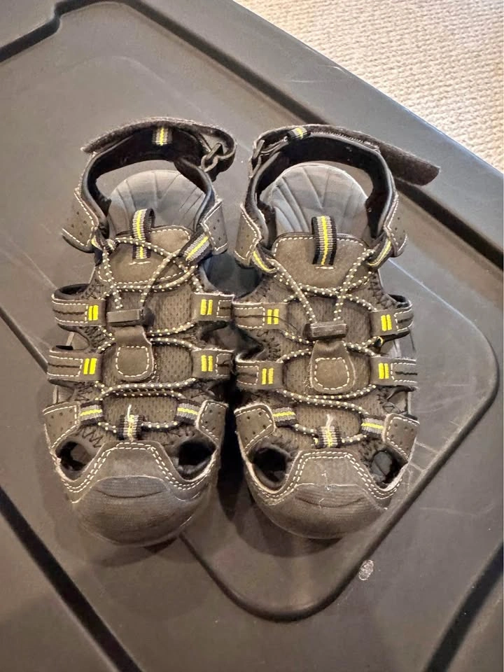 Boys Sandals with straps size 1