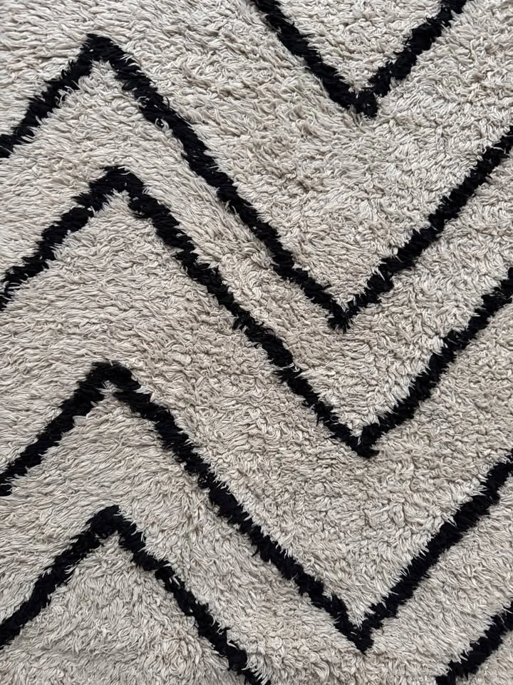2’4” x 4’8” Cotton Black & Off-white Geometric Chevron Rug - photo 2