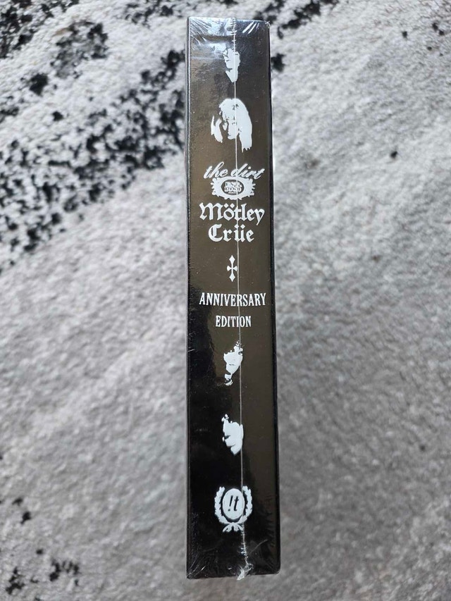 Mötley Crüe The Dirt Anniversary Edition - photo 4
