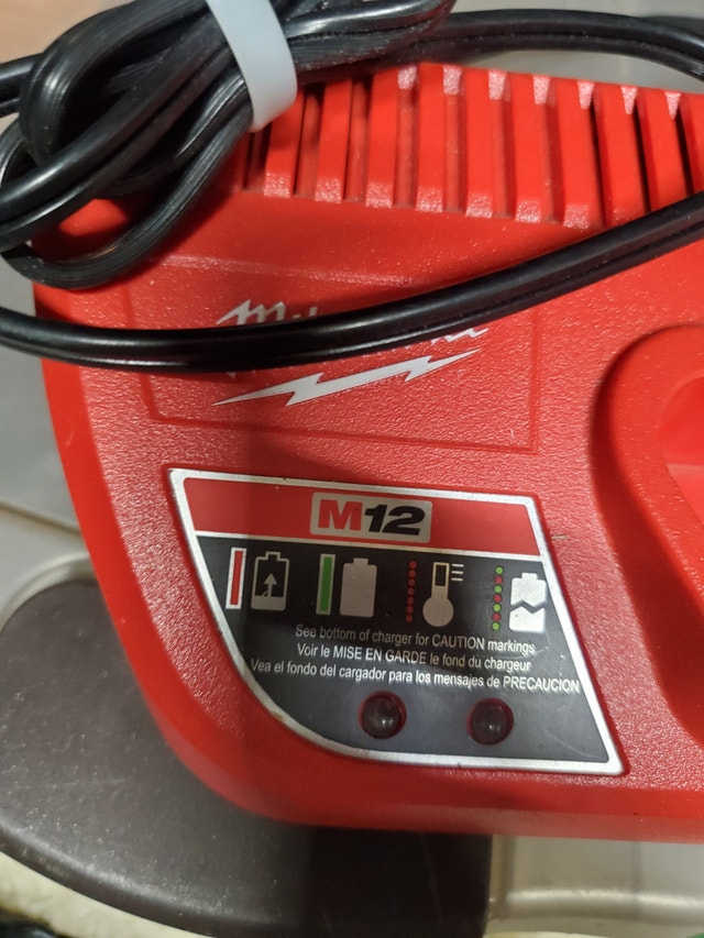 Milwaukee M18 Charger - photo 2
