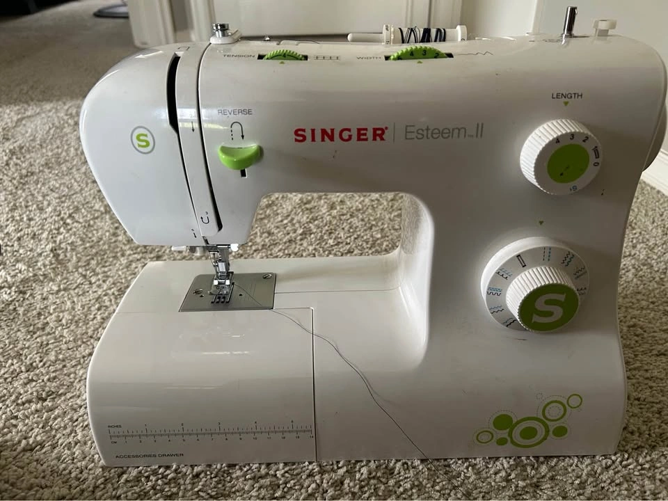 Singer Sewing machine - photo 2