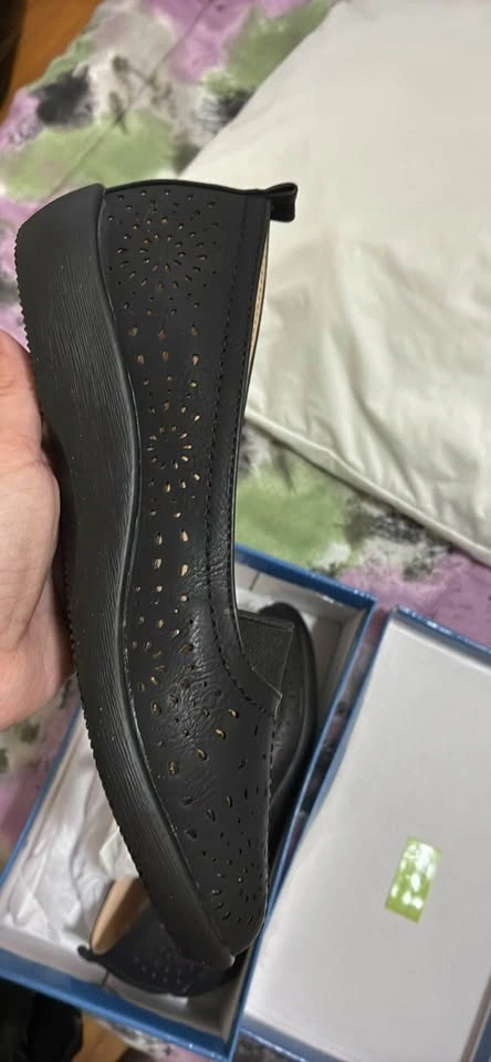 Women’s size 8 slip on shoes - photo 3