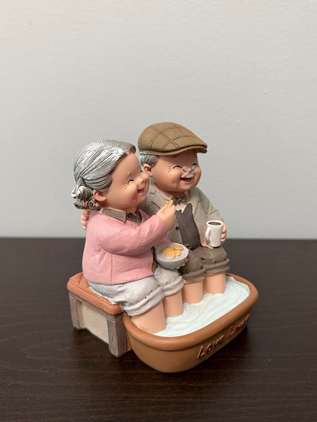 Love Lives Elderly Couple Figurine - photo 3