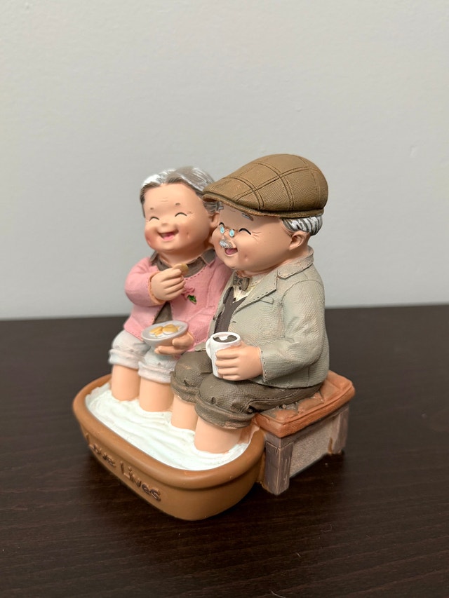 Love Lives Elderly Couple Figurine - photo 4