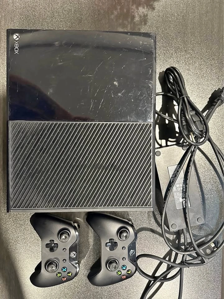 Original Xbox One w/ 2 Controllers