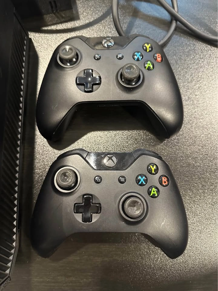 Original Xbox One w/ 2 Controllers - photo 2