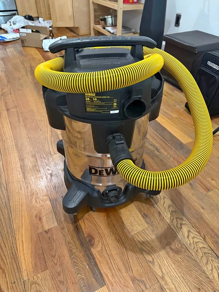 DEWALT 10 Gal stainless Shop Vacuum Wet and Dry