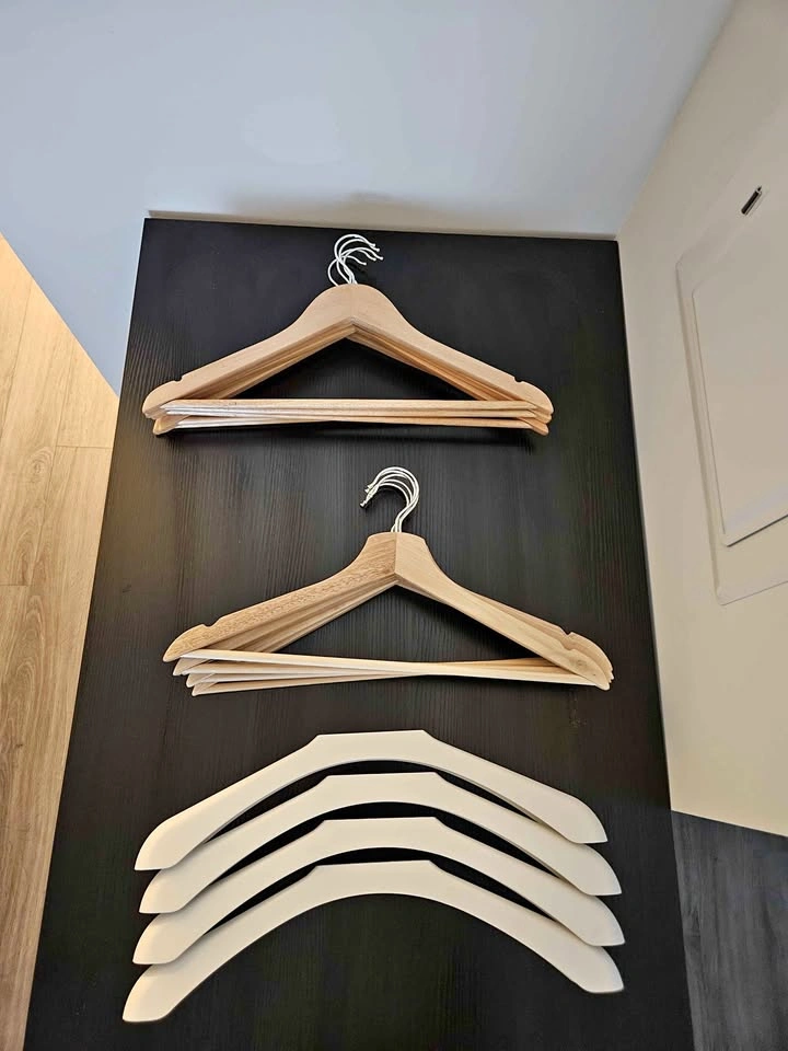 36 wooden hangers + 4 plastic covers