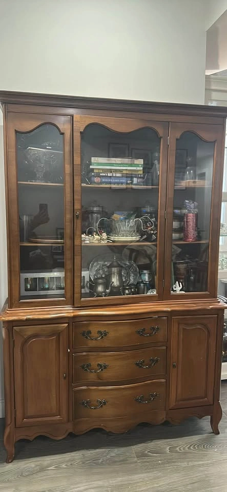 Vintage French Provincial China Cabinet – Local Pickup Delta - photo 2