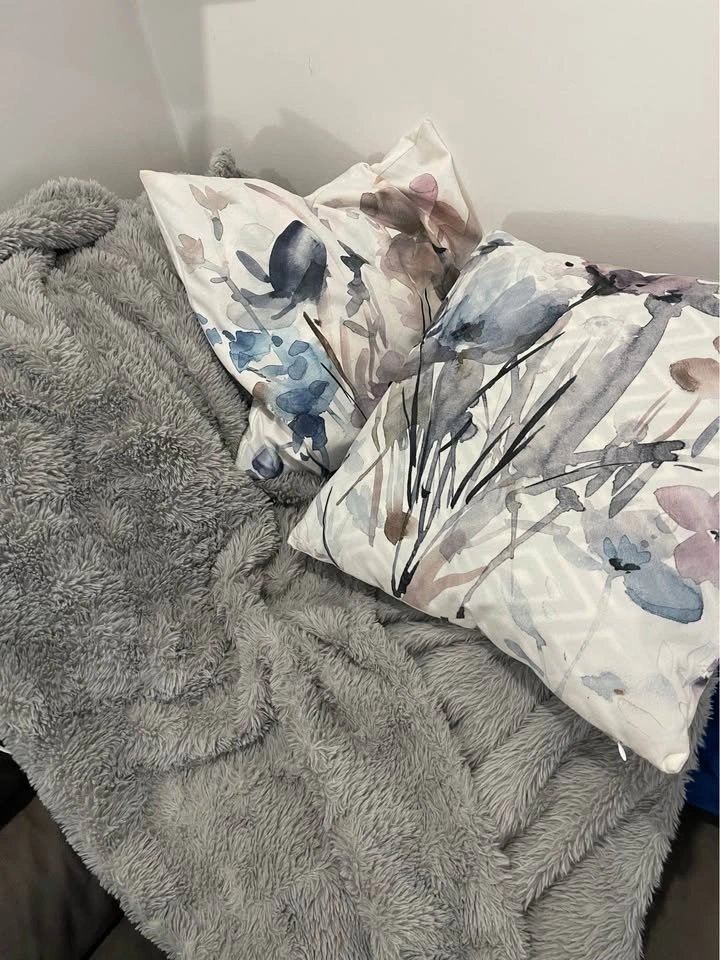 Decorative Pillow Cover Set + Plush Throw Blanket - photo 2