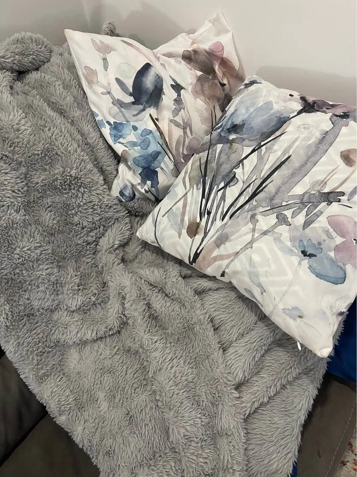 Decorative Pillow Cover Set + Plush Throw Blanket - photo 3