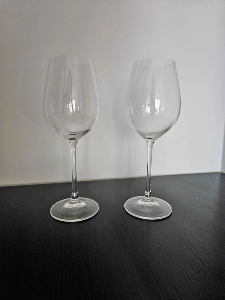 2 wine glasses