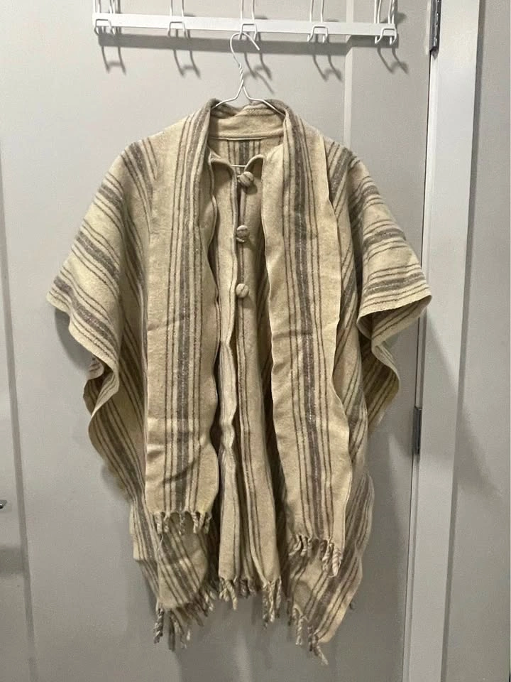 🧣 Authentic Handmade Mexican Wool Poncho / Cape – One Size