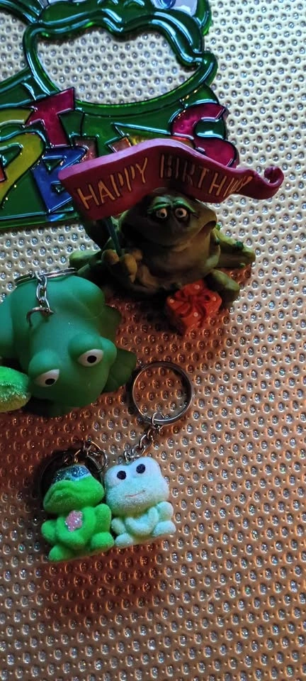 Frog Lot of Various Items Take all 8 Total - photo 3