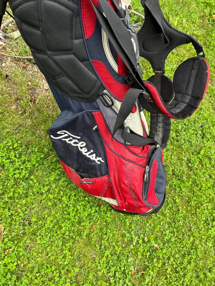 Titleist standing golf bag with clubs - photo 2