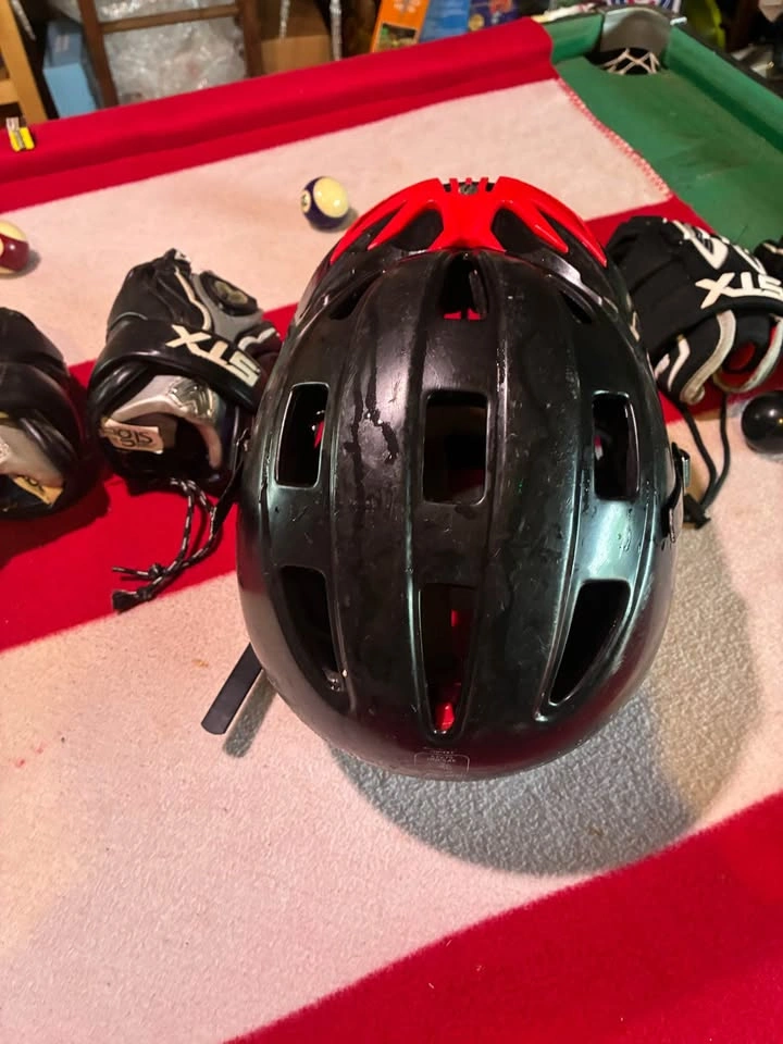 Lacrosse helmet and gloves - photo 4