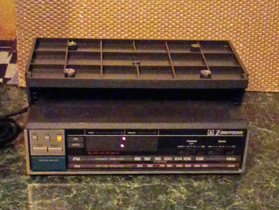 Emerson Vintage 80s Under Cabinet AM/FM Clock Radio RK4000