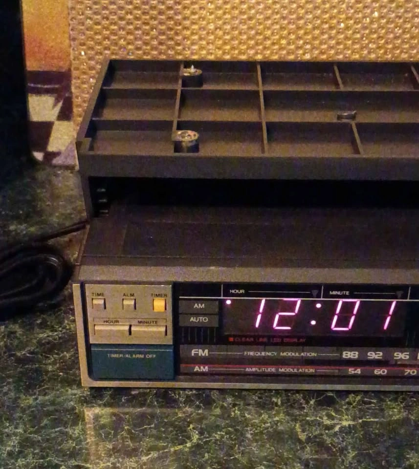 Emerson Vintage 80s Under Cabinet AM/FM Clock Radio RK4000 - photo 2