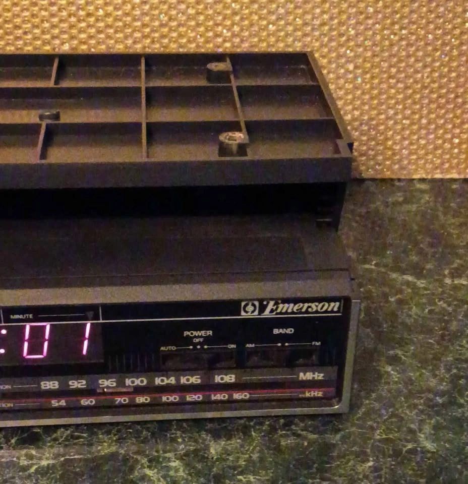 Emerson Vintage 80s Under Cabinet AM/FM Clock Radio RK4000 - photo 3