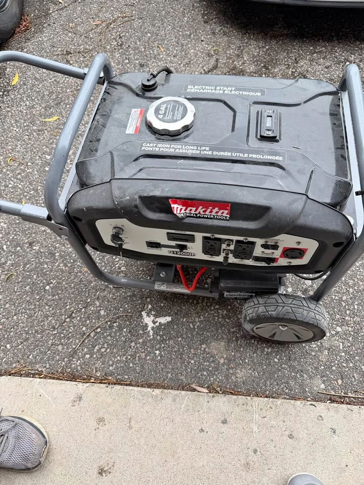 Makita G12000R Generator 7000W Rated 9000W Peak Electric Start