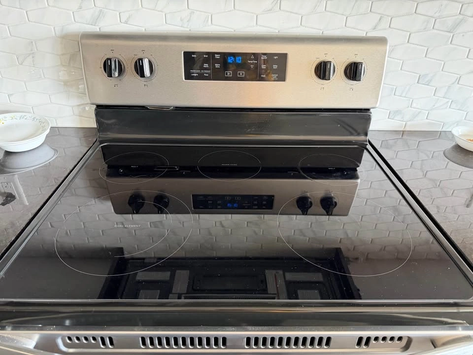 Whirlpool stainless steel and black electric range - photo 2