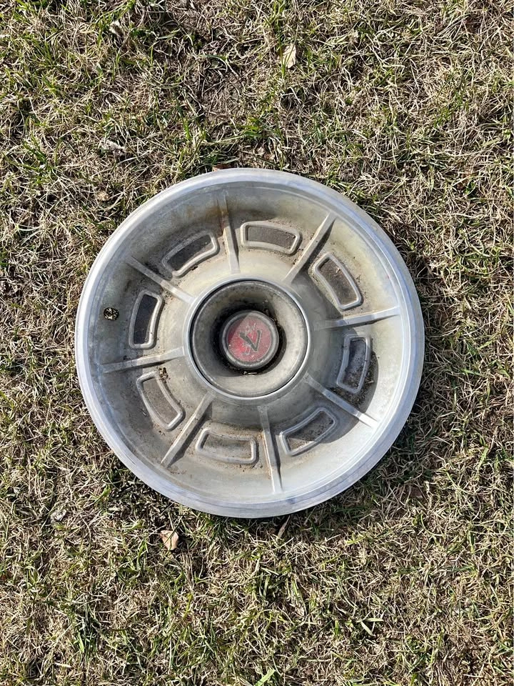 Cougar XR7 hub cap