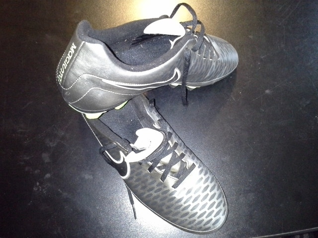 Soccer shoes