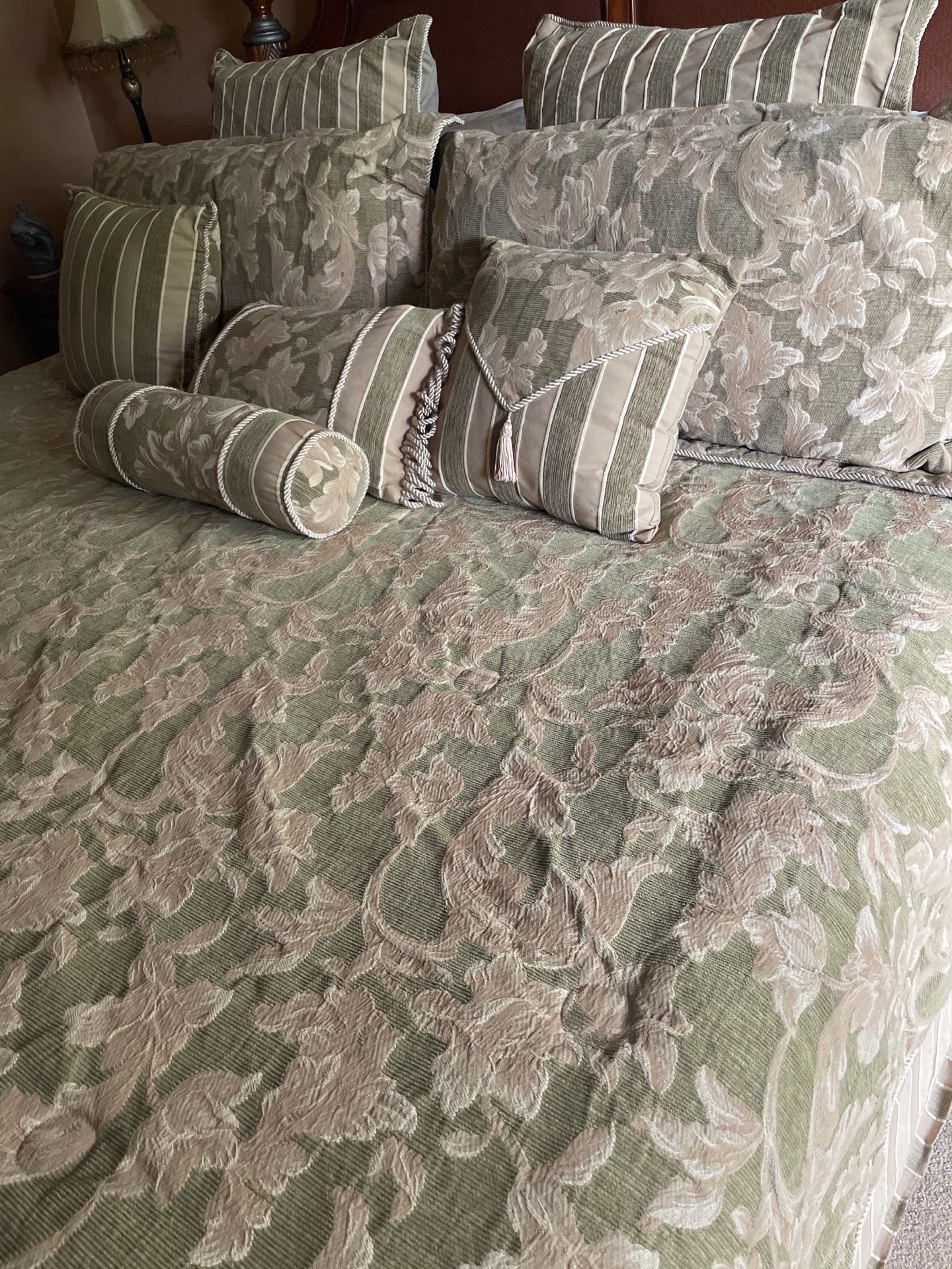 King comforter set - 8 accent pillows