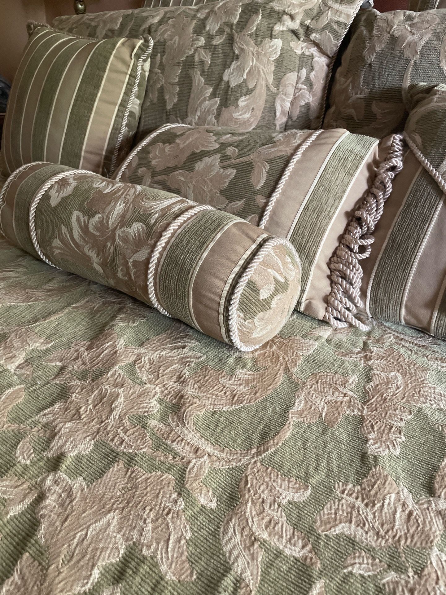 King comforter set - 8 accent pillows - photo 2