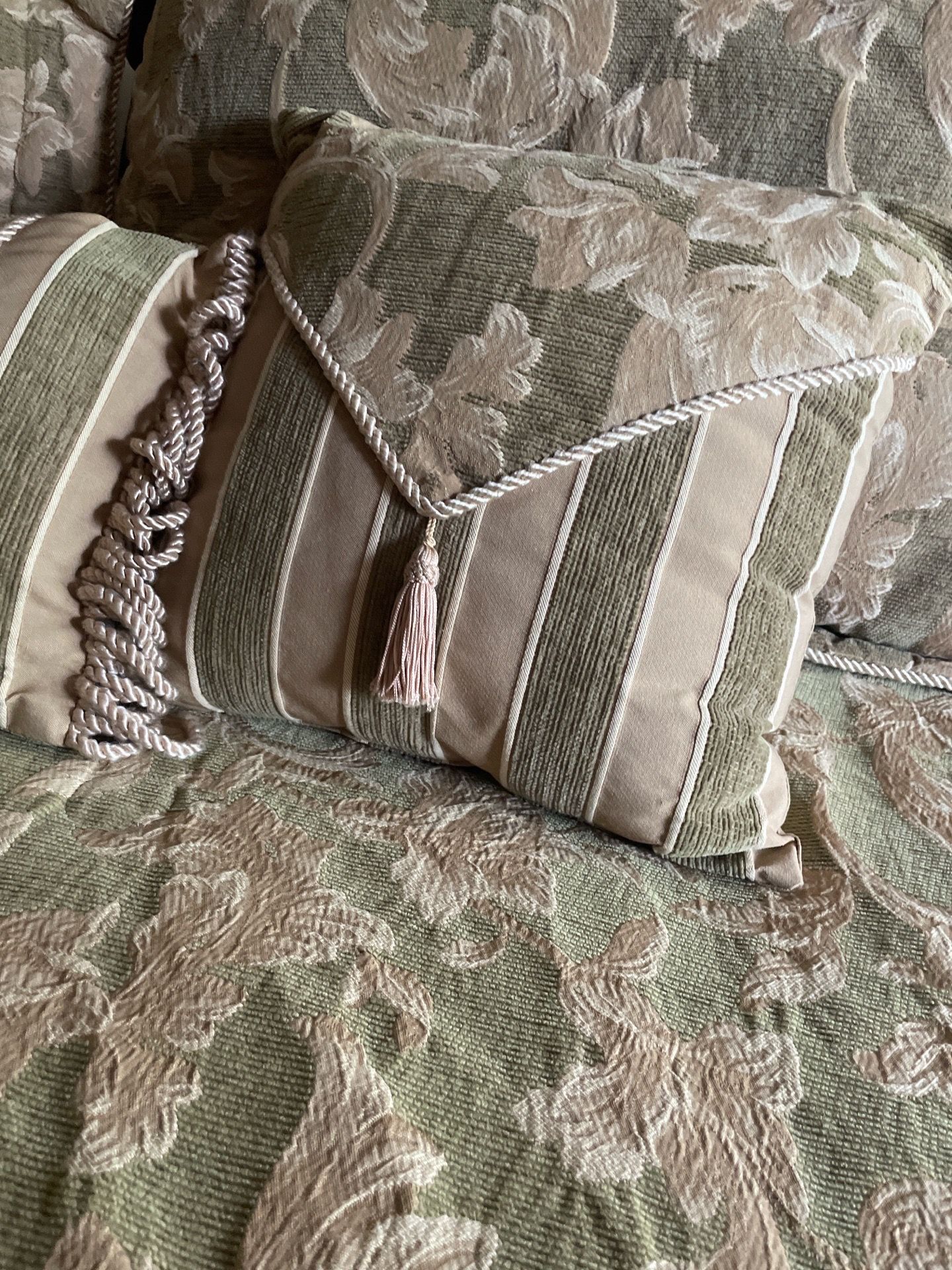 King comforter set - 8 accent pillows - photo 3