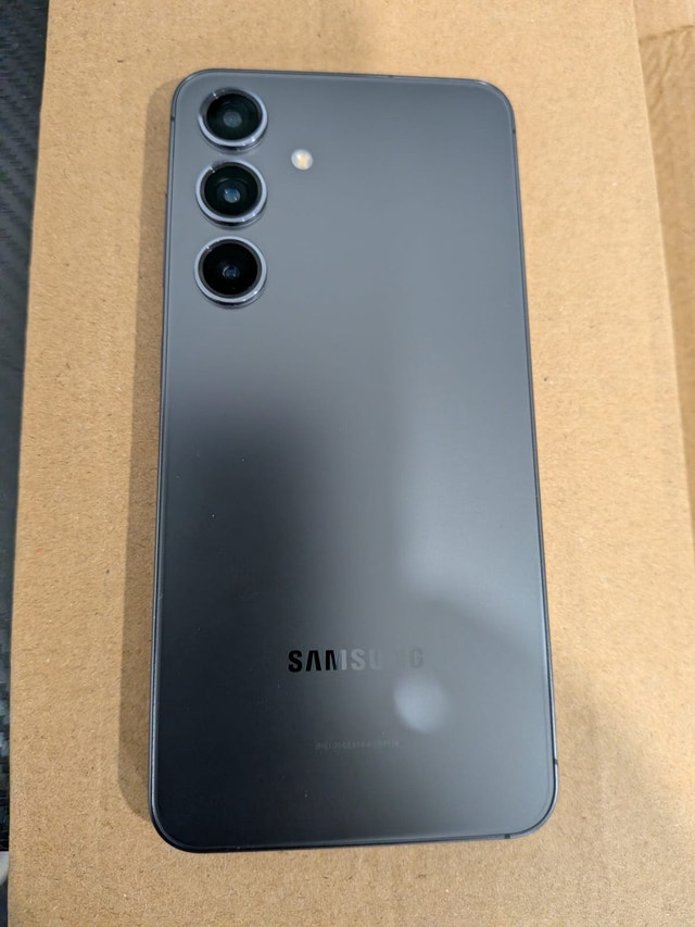 Samsung Galaxy S24 128GB – Like New, Mint Condition + Box - photo 4
