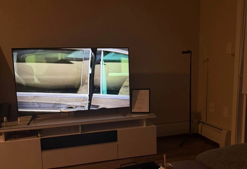 Samsung 55” 4K Smart TV + Modern White Gloss TV Stand - photo 2
