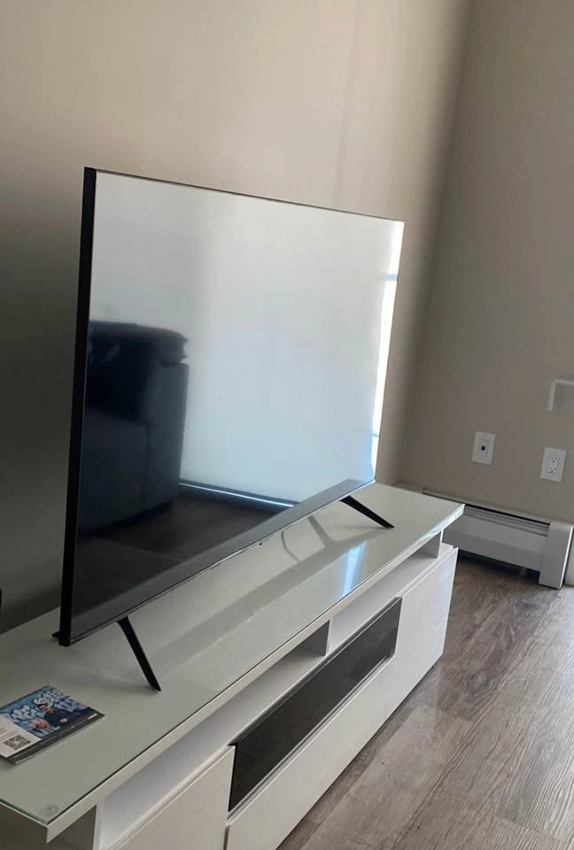 Samsung 55” 4K Smart TV + Modern White Gloss TV Stand - photo 3
