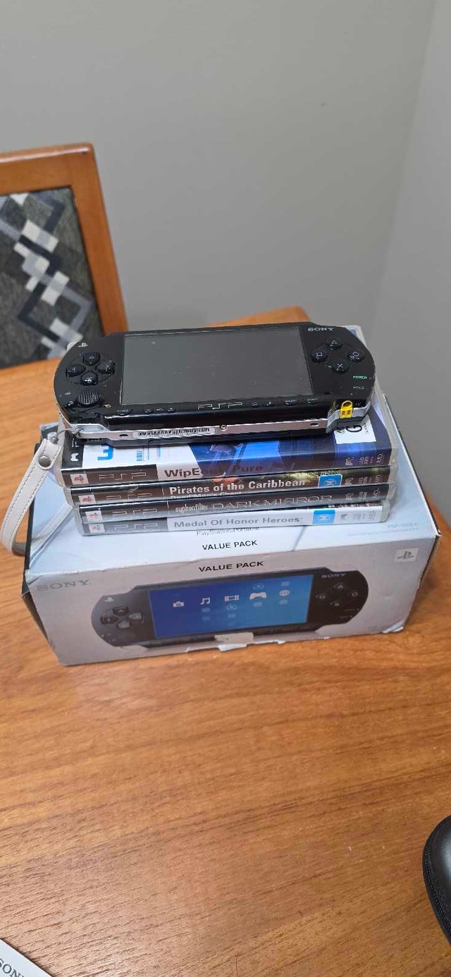 PSP 1002 + 4 Games
