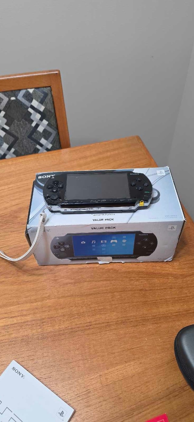 PSP 1002 + 4 Games - photo 2