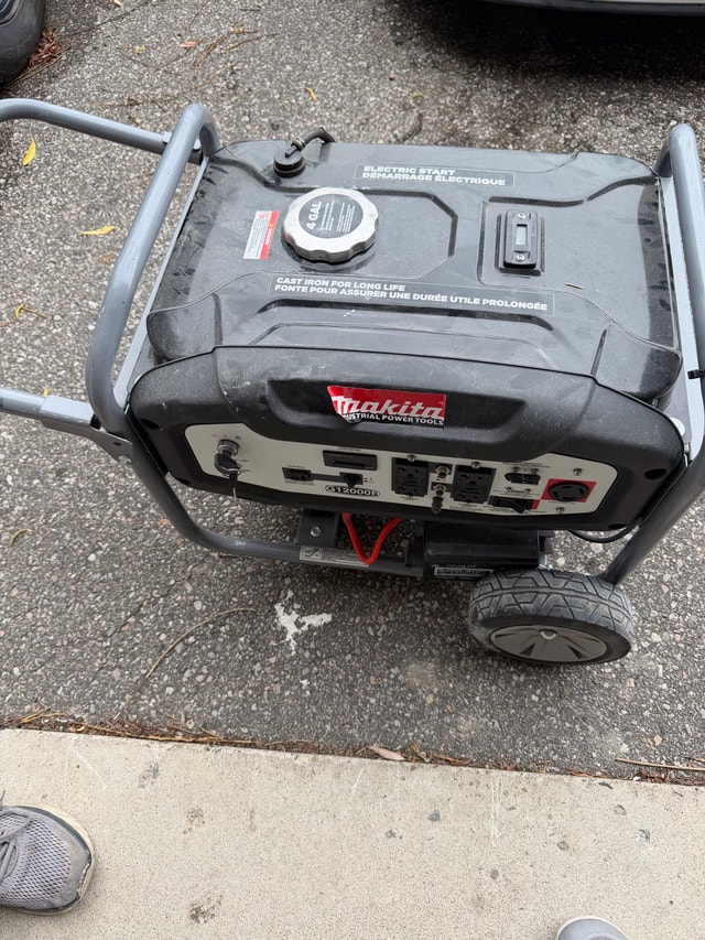 BARELY USED Makita G12000R Generator 7000W Rated / 9000W Peak