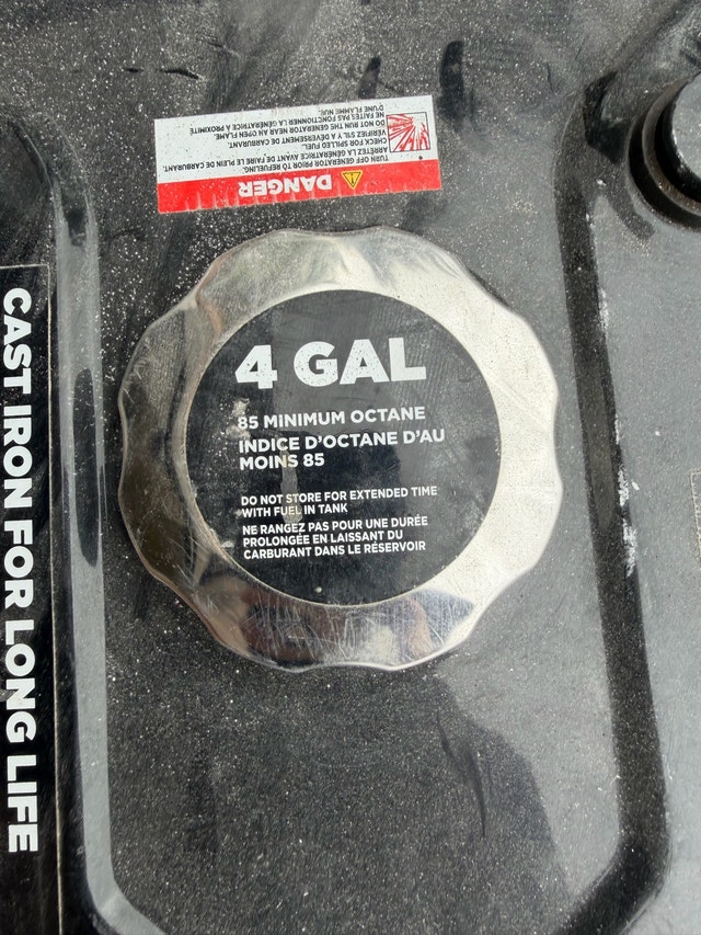 BARELY USED Makita G12000R Generator 7000W Rated / 9000W Peak - photo 2