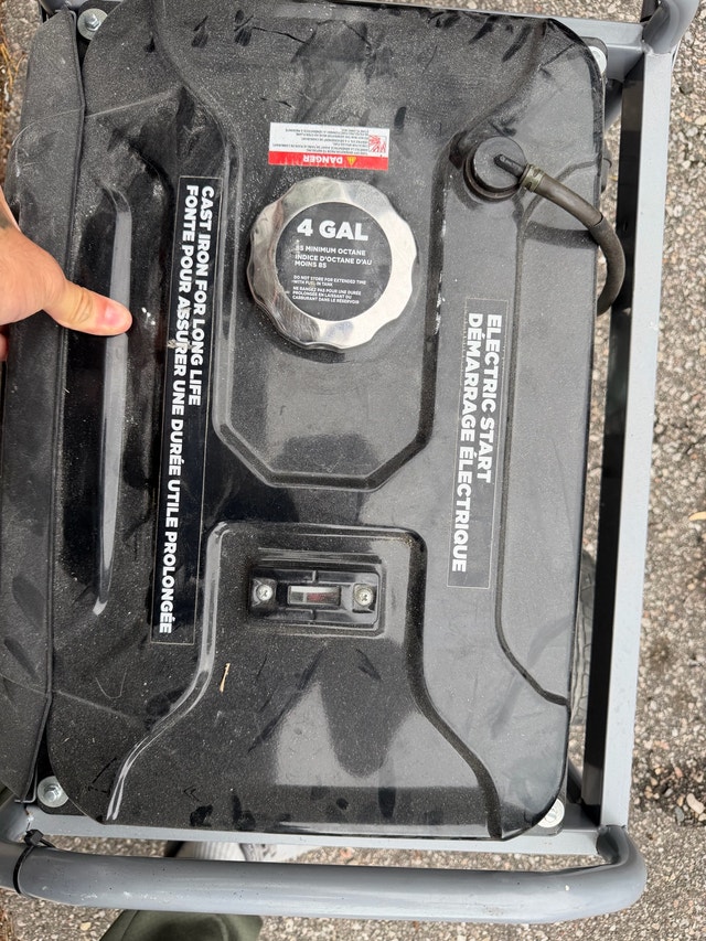 BARELY USED Makita G12000R Generator 7000W Rated / 9000W Peak - photo 3