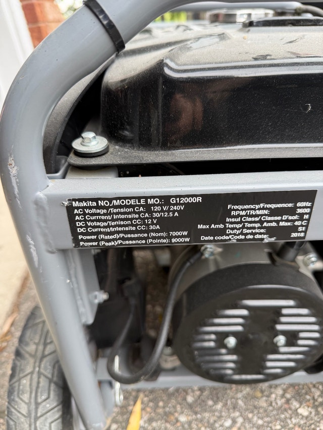BARELY USED Makita G12000R Generator 7000W Rated / 9000W Peak - photo 4