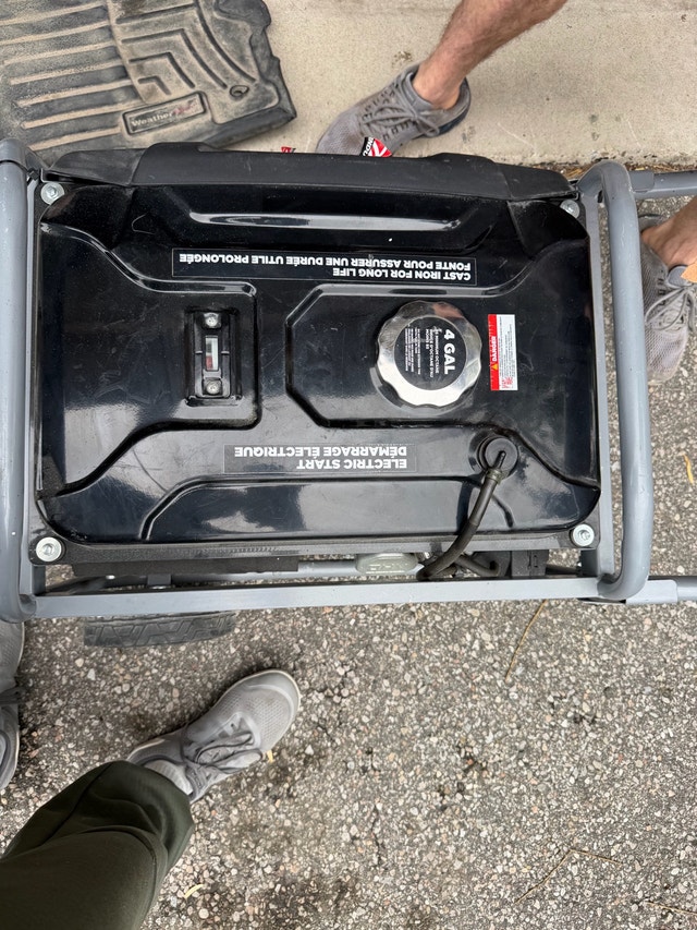 BARELY USED Makita G12000R Generator 7000W Rated / 9000W Peak - photo 5